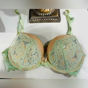 Victoria’s Secret Elegant Lace Push-Up Bra in Mint Green